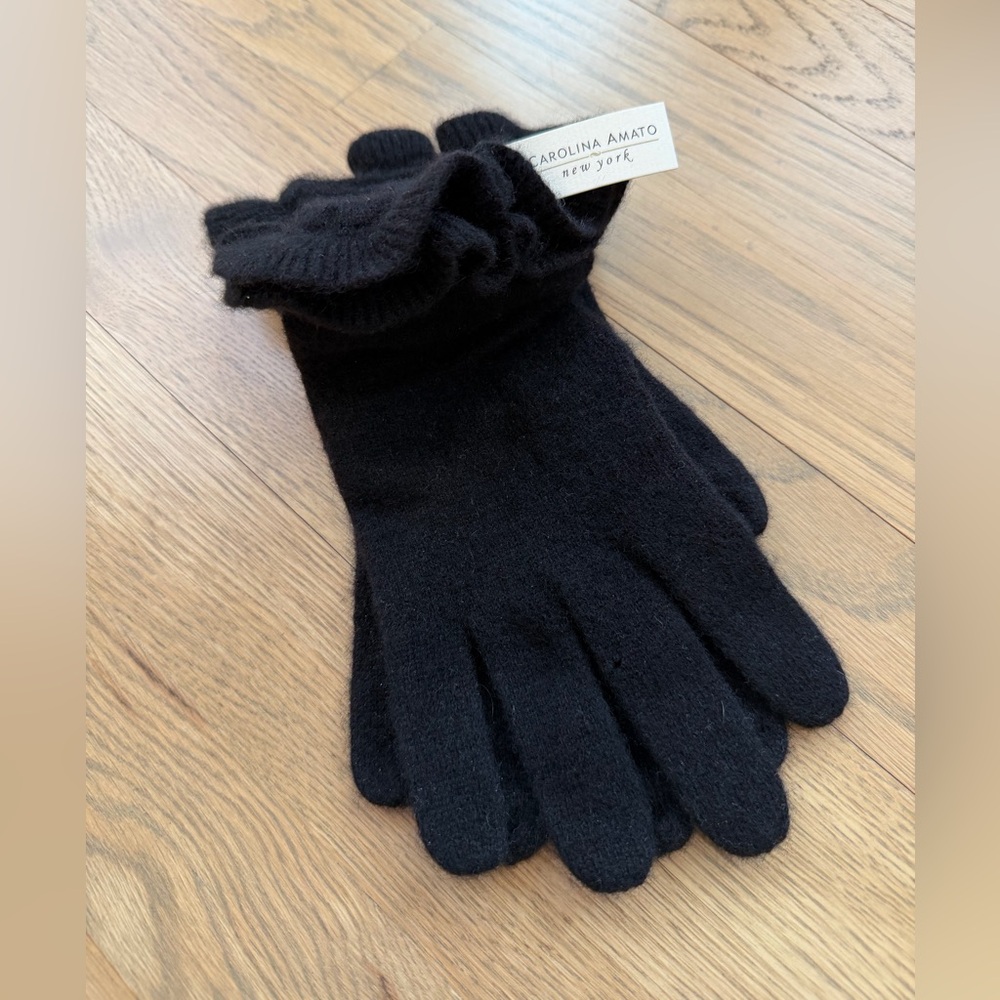 Carolina Amato CuTe Black Cashmere Gloves Woman’s Old Money Luxury Ruffle Trim